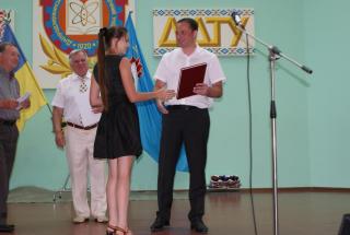 Міський голова Андрій Білоусов вручив червоні дипломи випускникам ДДТУ